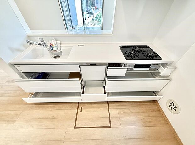 【キッチン】■収納力豊富なシステムキッチンです！