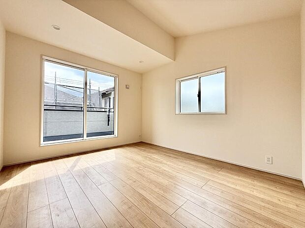 【洋室】大きな窓は開放感があり、明るさ通風バッチリです