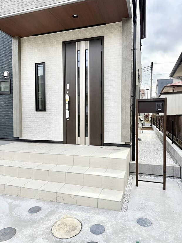 【玄関】■ 帰るたびにホッとする、安心感のある佇まい