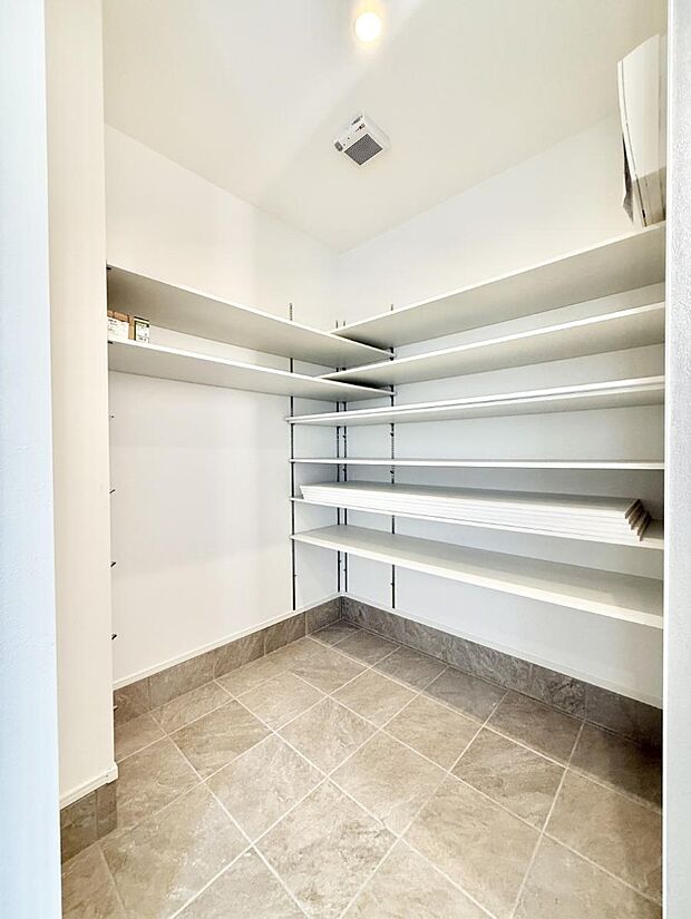 【収納】■シューズインクローゼット付なので、外で使う物をまとめて収納、すっきり玄関に