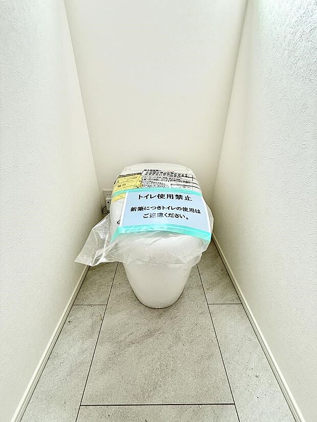 【トイレ】■タンクレストイレで圧迫感のない広々としたトイレ