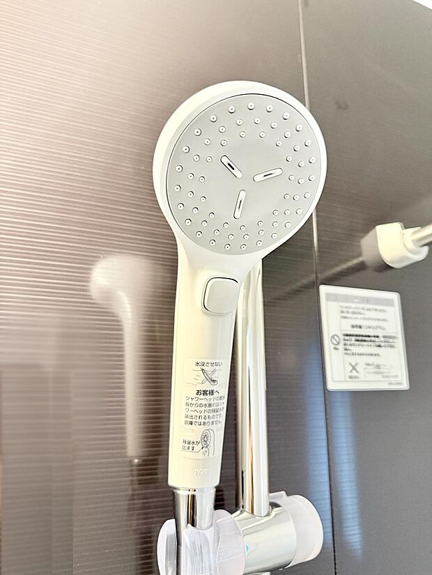 【止水シャワーヘッド】■手元で簡単に止水できるため、水の無駄遣いを減らすことができます。