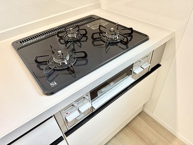 【3口ガスコンロ】■一度に多くの料理ができ便利で効率的