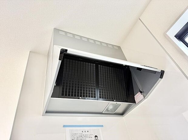 【レンジフード】■調理時の蒸気や匂いが換気扇に誘導され、効率的に排煙ができます。