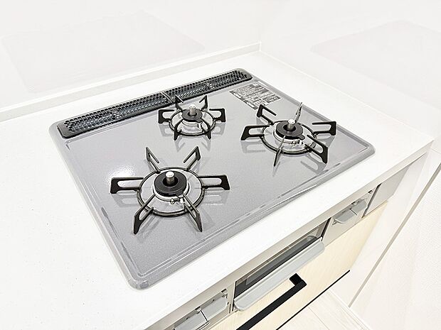 【3口ガスコンロ】■３口コンロのシステムキッチンで料理の手順もスムーズに