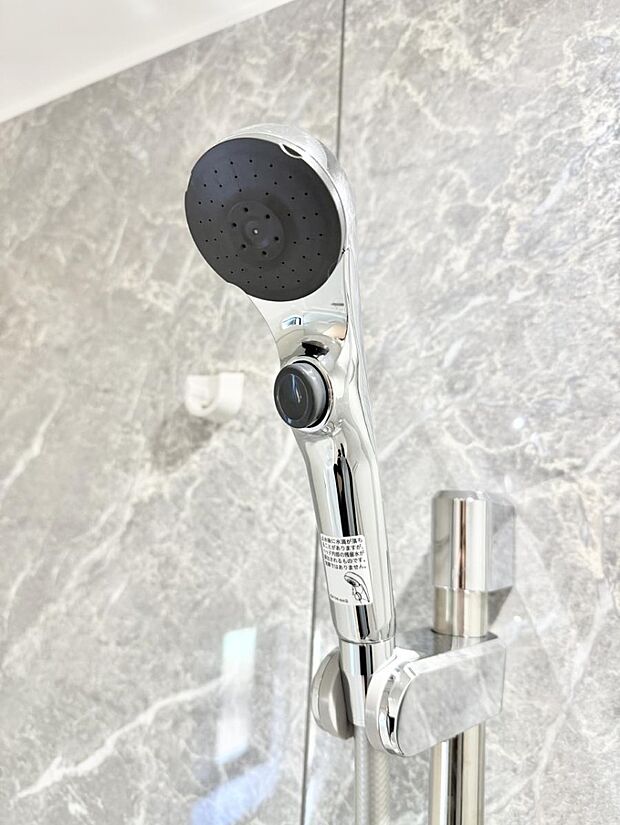 【止水シャワーヘッド】■手元で簡単に止水できるため、水の無駄遣いを減らすことができます。