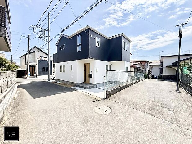 【前面道路含む現地写真】角地につき陽当り良好です！