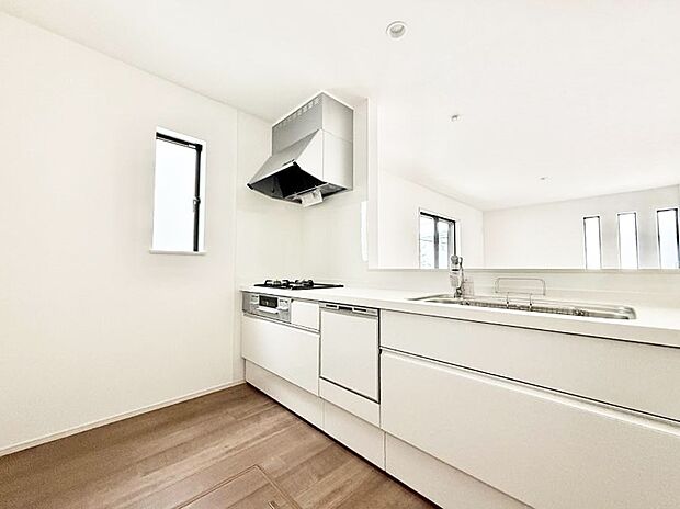 【ダイニングキッチン】■小窓があるので、明るさと開放感たっぷりなキッチン！  