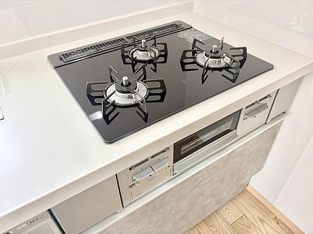 【3口ガスコンロ】■一度に多くの料理ができ便利で効率的