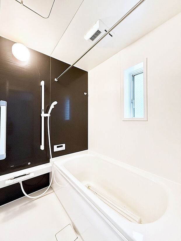 【浴室】■落ち着いた色合いの壁面、ゆっくり寛げるバスルーム