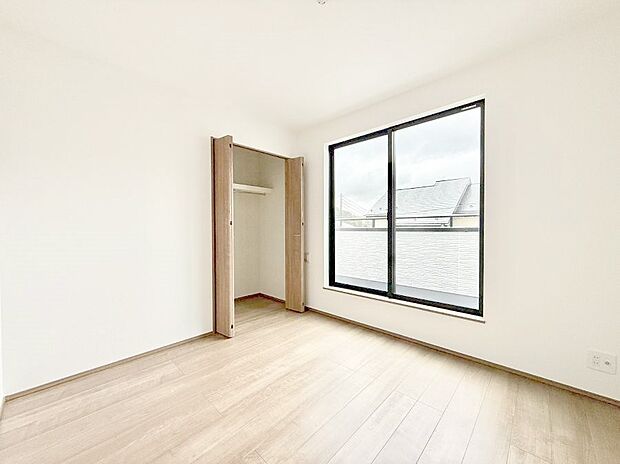 【寝室】■大きな窓は開放感があり、明るさ通風バッチリです