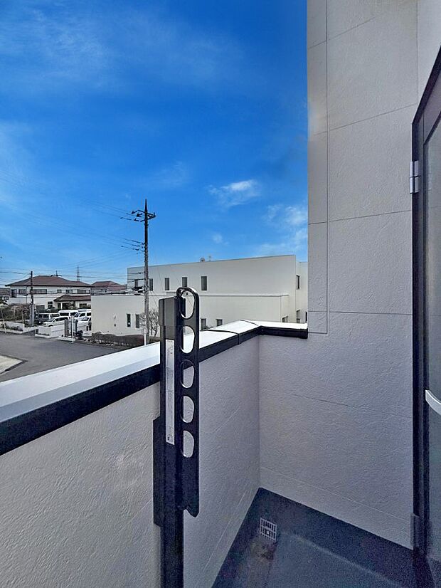 【バルコニー】■ 季節の移ろいを感じられる開放的な空間です