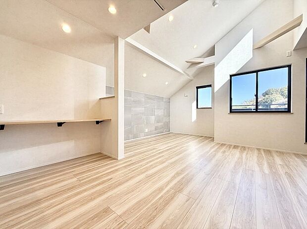 【リビング】■お子様のリビング学習やテレワークなどに利用できるスタディカウンタースペース完備♪  