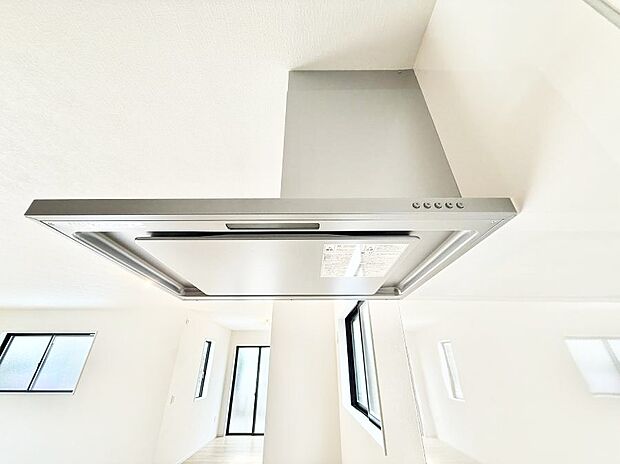 【レンジフード】■調理時の蒸気や匂いが換気扇に誘導され、効率的に排煙ができます。
