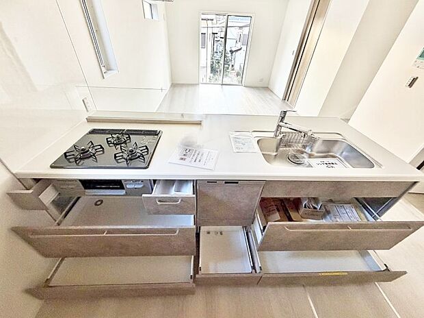 【キッチン】収納力豊富なシステムキッチンです！