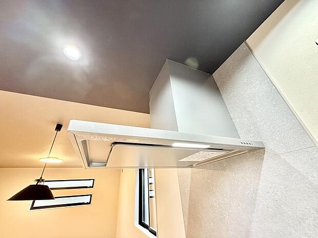 【レンジフード】■調理時の蒸気や匂いが換気扇に誘導され、効率的に排煙ができます。