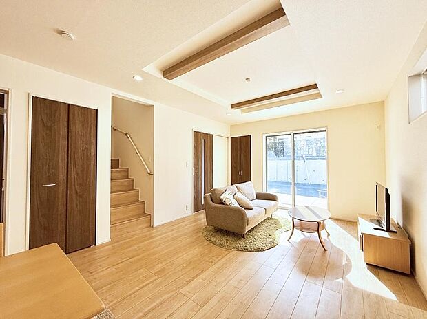 【ダイニング】■リビングイン階段を採用!コミュニケーションが取りやすいですね