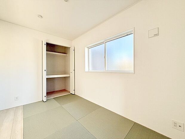 【リビング以外の居室】■落ち着いた色合いのお部屋で穏やかな時間を楽しめます