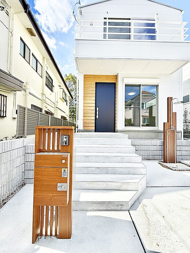 【玄関】■ シンプルで美しく、住まいの第一印象を彩る玄関です