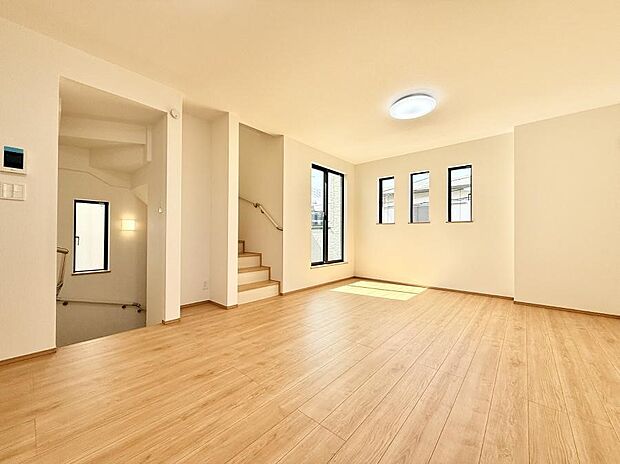 【ダイニング】■陽ざしが射し込む明るいLDKは家族でのんびり寛げます♪