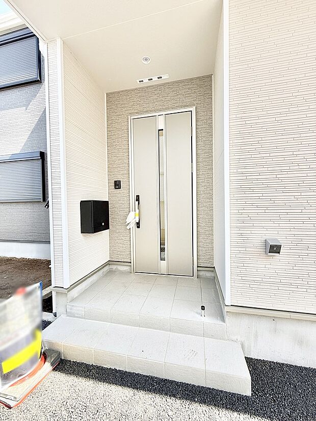 【玄関】■ シンプルで美しく、住まいの第一印象を彩る玄関です