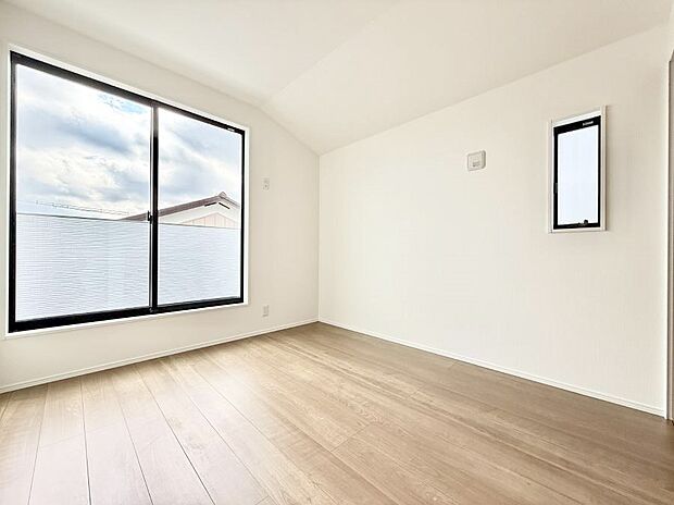 【リビング以外の居室】大きな窓は開放感があり、明るさ通風バッチリです  