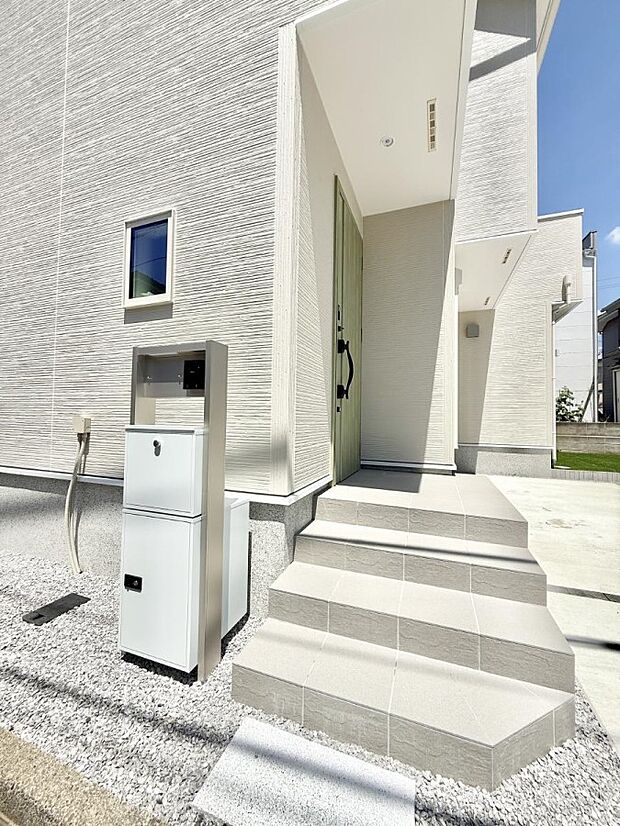【玄関】1号棟 ■ 帰るたびにホッとする、安心感のある佇まい