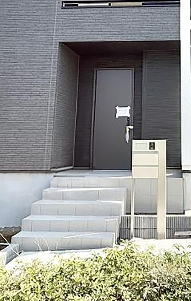 【玄関】■ 帰るたびにホッとする、安心感のある佇まい