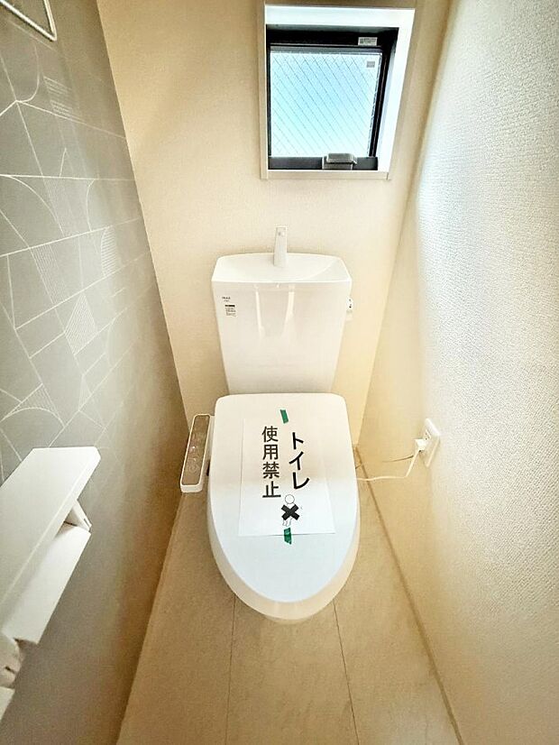 【トイレ】■窓付きで明るく清潔なトイレ