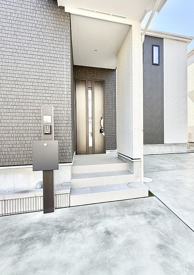 【玄関】■ シンプルで美しく、住まいの第一印象を彩る玄関です