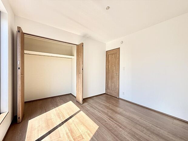 【リビング以外の居室】豊富な収納スペース!