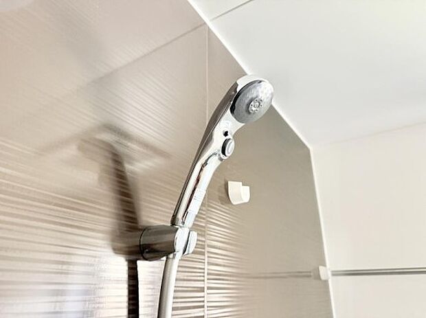 【止水シャワーヘッド】■手元で簡単に止水できるため、水の無駄遣いを減らすことができます。