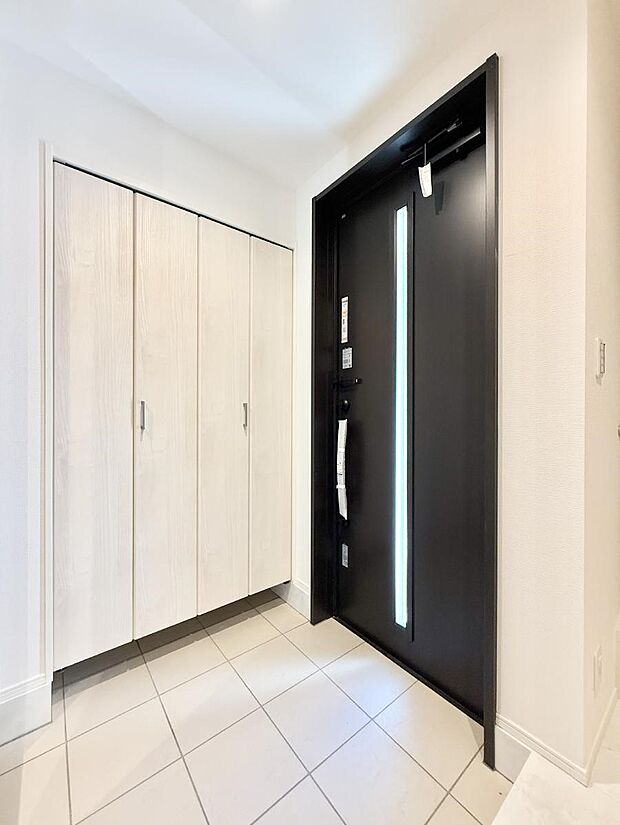 【玄関】広々、綺麗な玄関でお客様をお出迎え