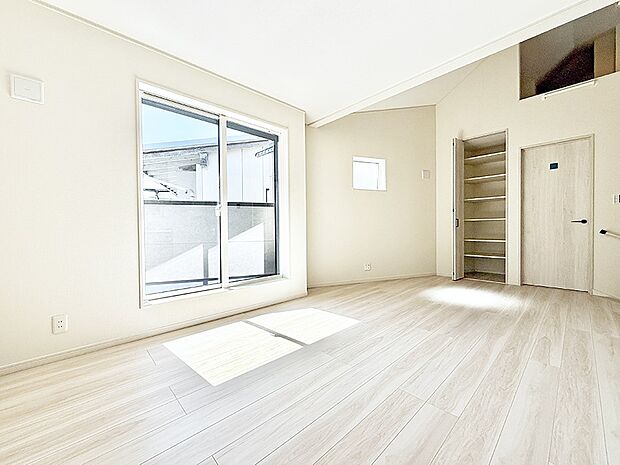 【ダイニング】■2階リビングは通行人からの目線も気にならず、陽当りもよし  