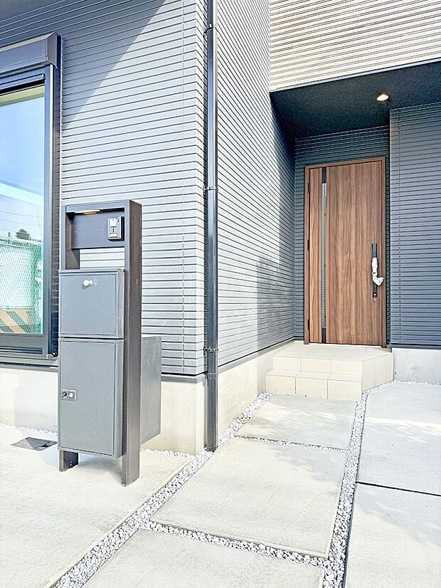 【玄関】■ 心地よい暮らしへとつながる、温かい玄関