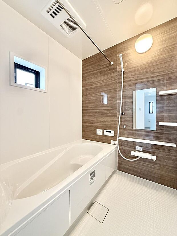 【浴室】■落ち着いた色合いの壁面、ゆっくり寛げるバスルーム