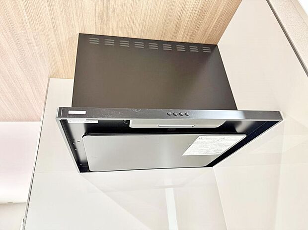 【レンジフード】■調理時の蒸気や匂いが換気扇に誘導され、効率的に排煙ができます。