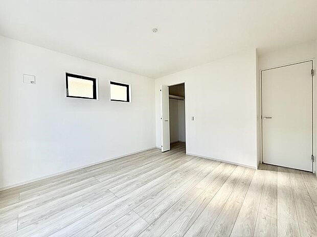 【リビング以外の居室】■清潔感あふれるお部屋で毎日を快適に過ごせます