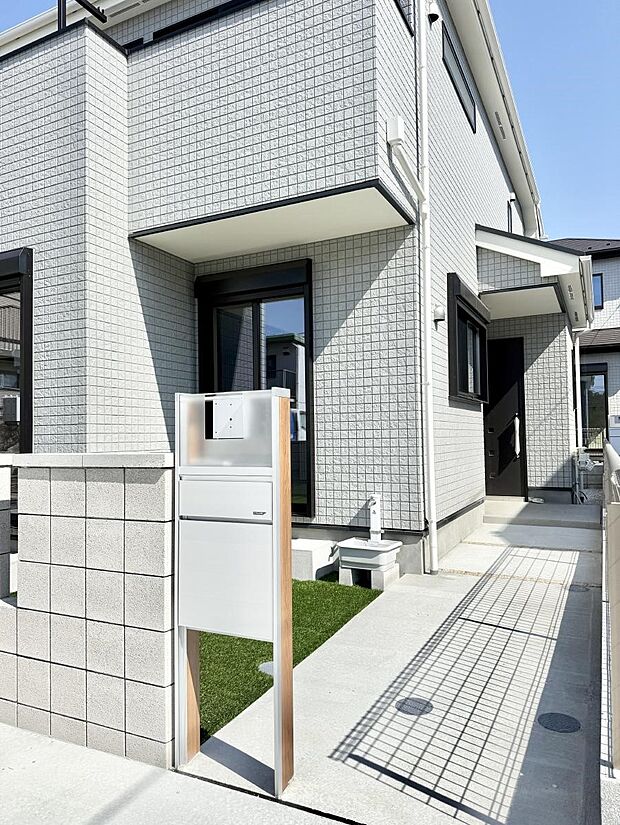 【玄関】■ 帰るたびにホッとする、安心感のある佇まい