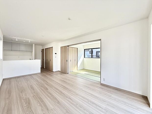 【ダイニング】■リビングのすぐ隣には居室があるので、遊んでいるお子様にも目が届いて安心ですね