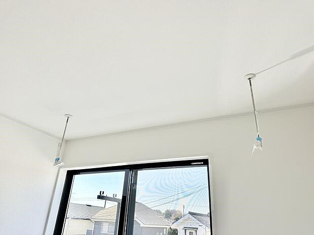 【室内物干し】■天候や時間を気にせず洗濯物を干せ、紫外線から衣類を守れます。