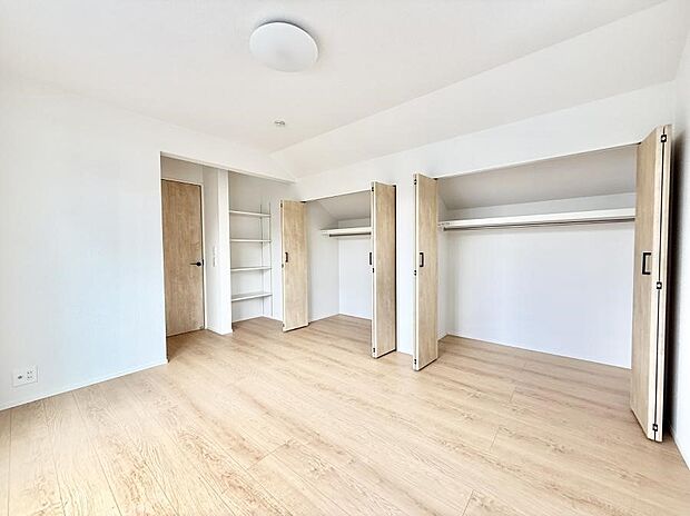 【リビング以外の居室】■清潔感あふれるお部屋で毎日を快適に過ごせます