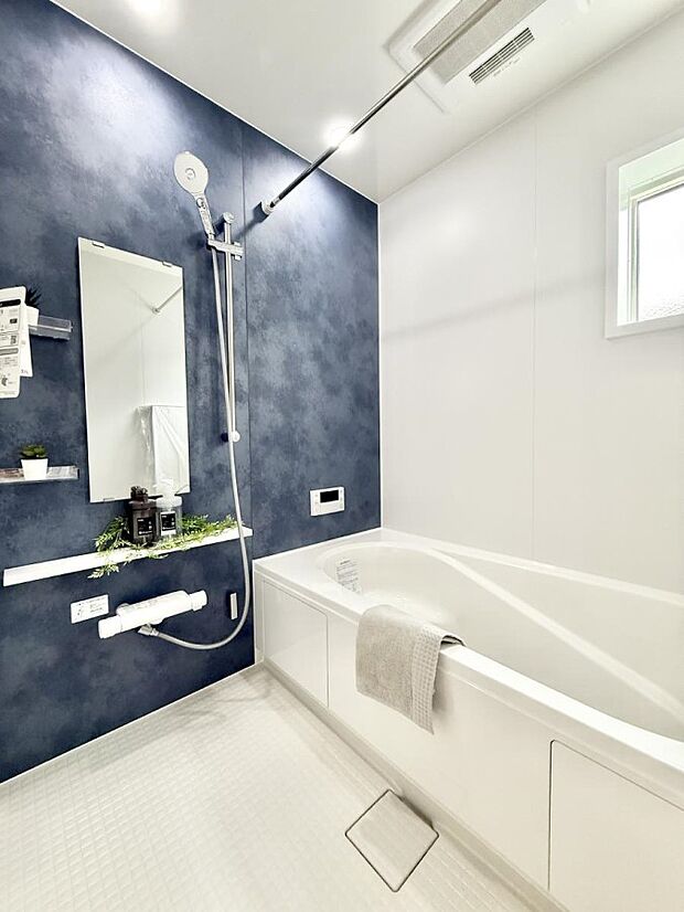 【浴室】■落ち着いた色合いの壁面、ゆっくり寛げるバスルーム