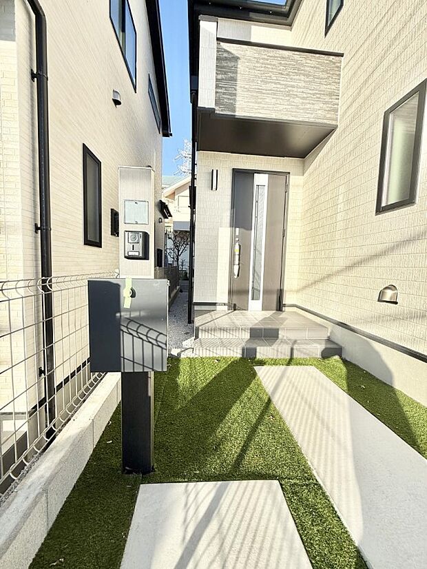 【玄関】■ 帰るたびにホッとする、安心感のある佇まい