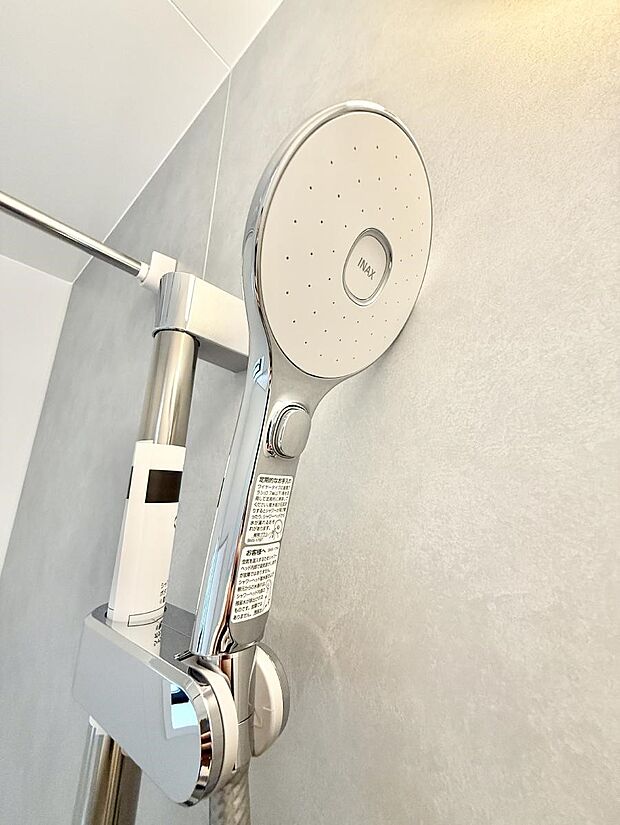 【止水シャワーヘッド】■手元で簡単に止水できるため、水の無駄遣いを減らすことができます。