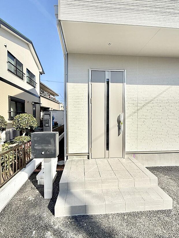 【玄関】■ 心地よい暮らしへとつながる、温かい玄関