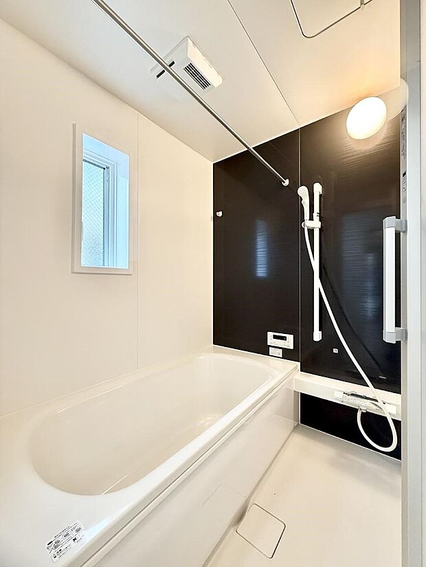 【浴室】■落ち着いた色合いの壁面、ゆっくり寛げるバスルーム