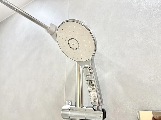 【止水シャワーヘッド】■手元で簡単に止水できるため、水の無駄遣いを減らすことができます。