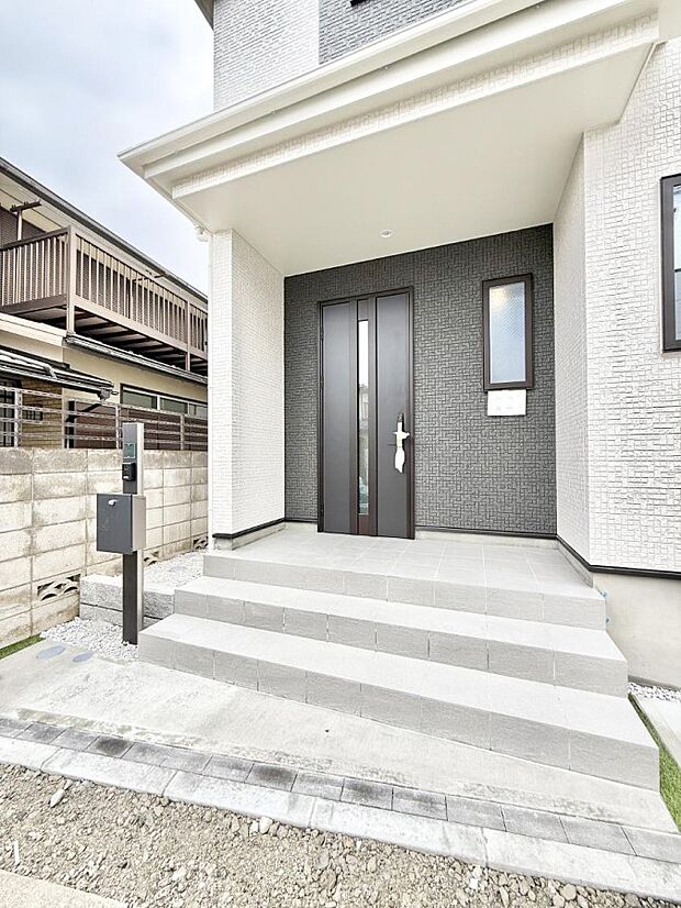 【玄関】■ シンプルで美しく、住まいの第一印象を彩る玄関です