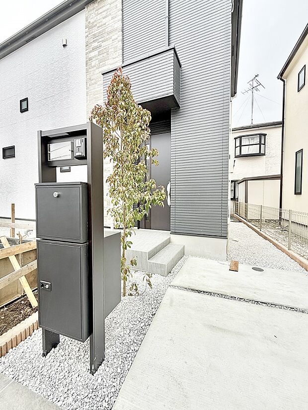 【玄関】■ 心地よい暮らしへとつながる、温かい玄関